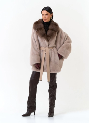Женская шуба из меха норки с воротником из меха куницы фото