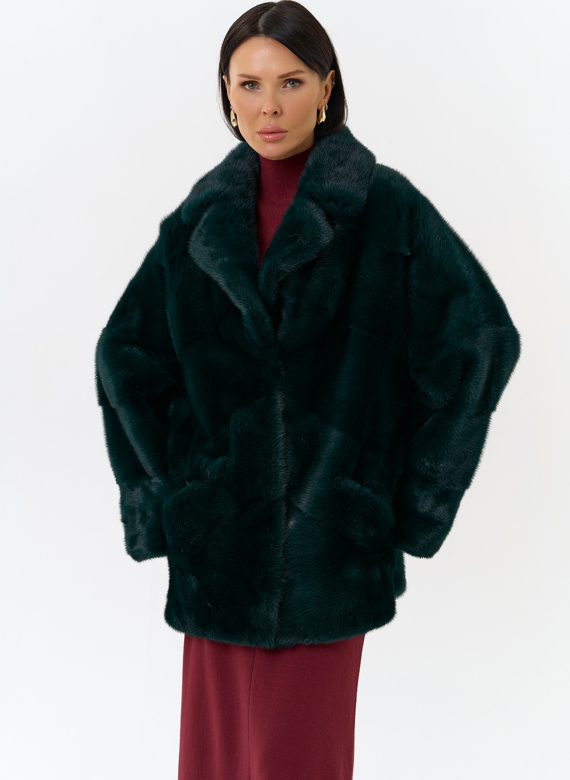 Шуба из меха норки с английским воротником в зеленом цвете
