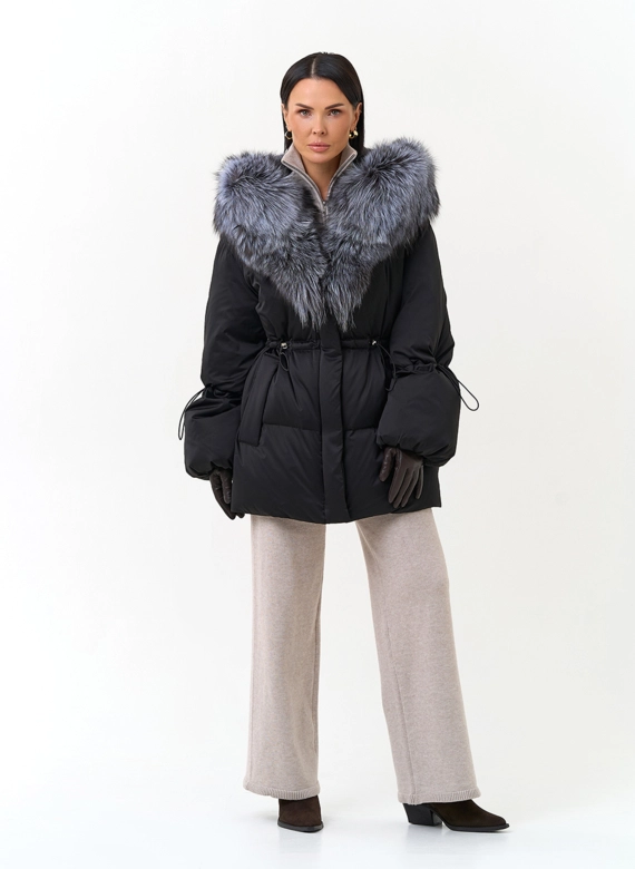 Женский пуховик с мехом чернобурки на капюшоне фото