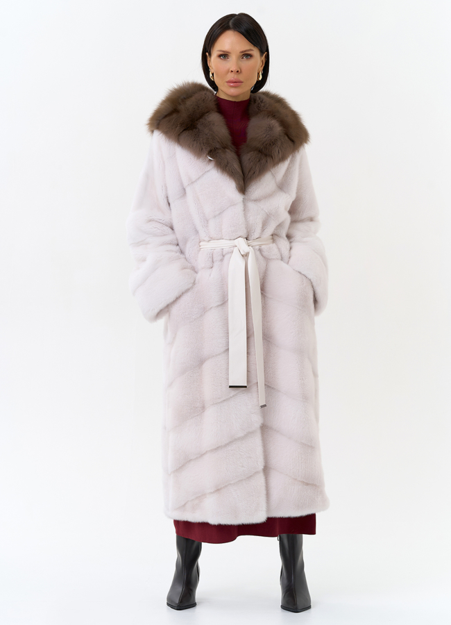 Белая шуба из меха норки с капюшоном из меха куницы модель № 28669 меха малина