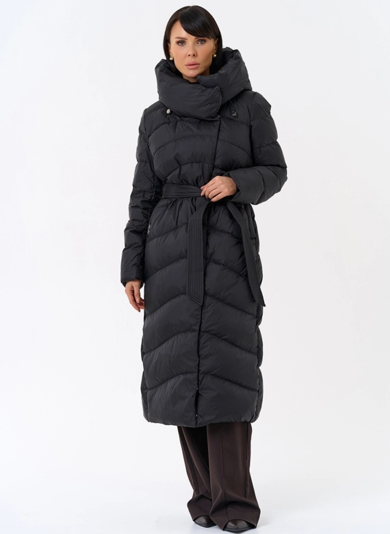 Женский длинный пуховик черного цвета с капюшоном